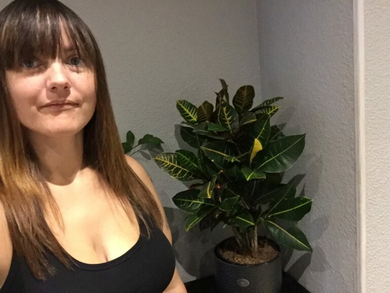 Emma framför sin favoritblomma
